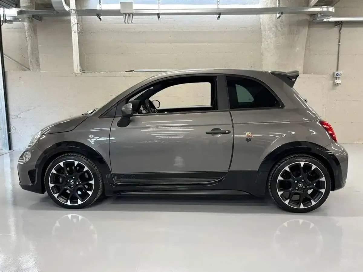 Usata Abarth 695 179 CV (131 kW) 2023 Grigio scuro Utilitaria