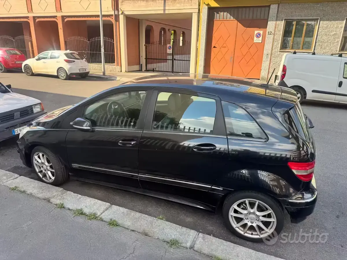 Usata Mercedes B200 140 CV (102 kW) 2011 Nero Utilitaria