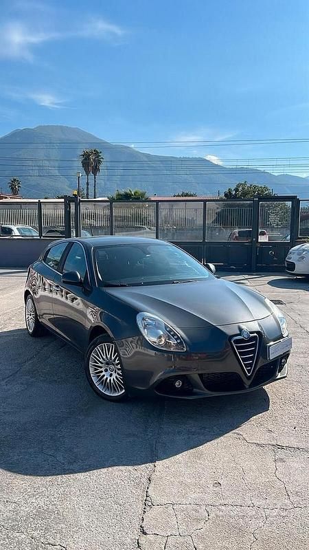 Grigio Usata 2013 Alfa Romeo Giulietta Distinctive Tre volumi | 7499 € (Buon prezzo) - Immagine 1/4