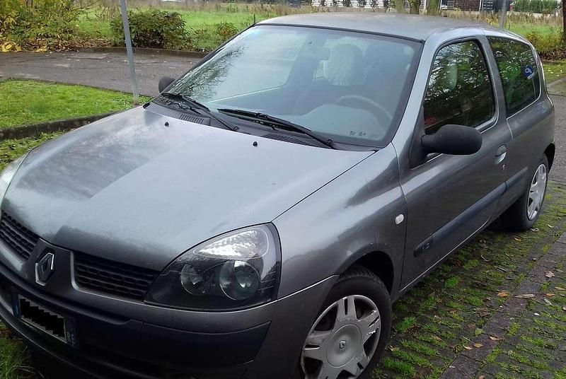 Usata Renault Clio II Authentique 58 CV (42 kW) 2003 Grigio Berlina