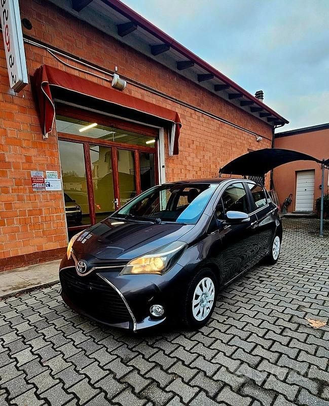 Grigio Usata 2015 Toyota Yaris Active Tre volumi | 6999 € (Buon prezzo) - Immagine 1/4