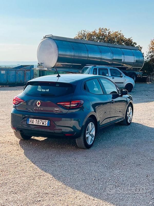 Usata Renault Clio V Techno 91 CV (66 kW) 2022 Grigio Berlina