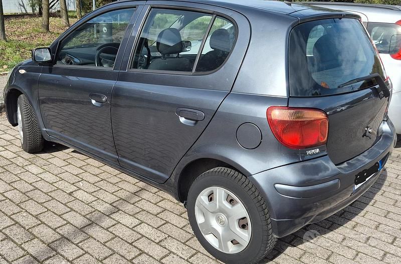 Usata Toyota Yaris 68 CV (50 kW) 2004 Grigio Utilitaria