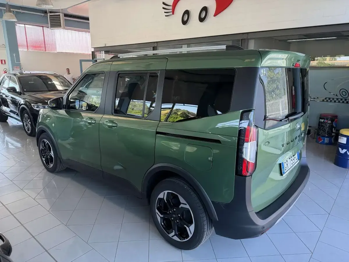 Usata Ford Tourneo Courier 124 CV (91 kW) 2024 Verde Monovolume