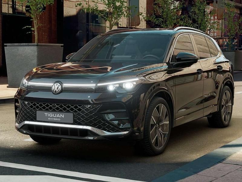 Nuova VW Tiguan R-line Plus 204 CV (150 kW) 2026 Grenadill black metallizzato SUV