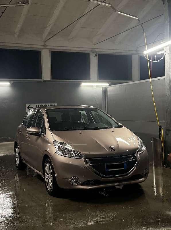 Usata 2014 Peugeot 208 Allure Due volumi | 5300 € (Buon prezzo) - Immagine 1/4
