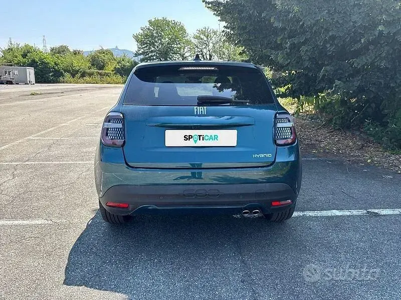Usata Fiat 600 La Prima 145 CV (106 kW) 2025 Verde SUV