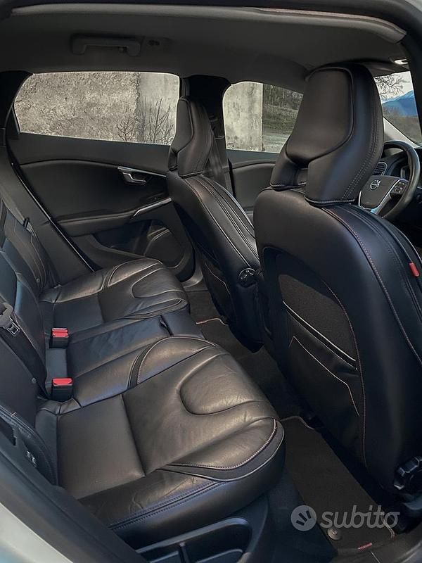 Usata Volvo V40 120 CV (88 kW) 2016 Bianco Station wagon