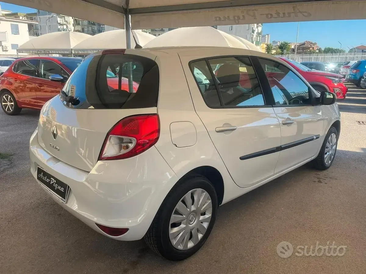 Usata Renault Clio II 64 CV (47 kW) 2010 Bianco Berlina