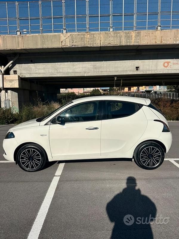 Usado Lancia Ypsilon 69 HP (50 kW) 2022 Citadino