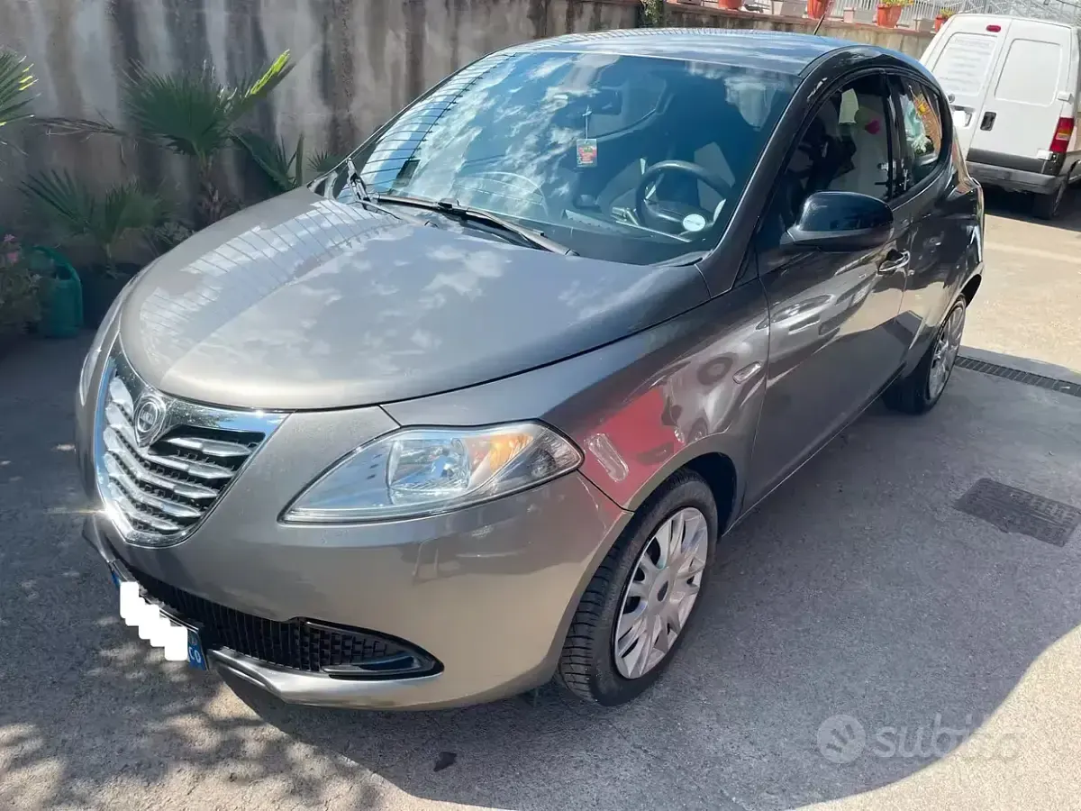 Usata Lancia Ypsilon Gold 69 CV (50 kW) 2012 Grigio Utilitaria