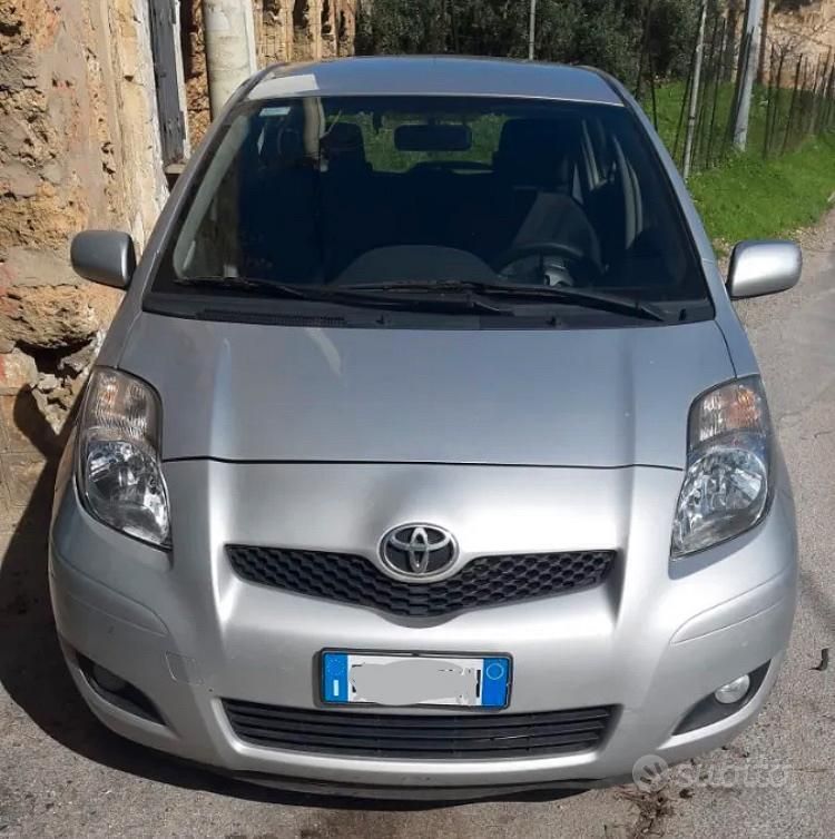 Usata Toyota Yaris 69 CV (50 kW) 2011 Grigio Utilitaria