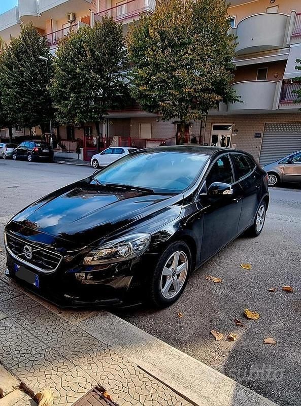 Usata Volvo V40 115 CV (84 kW) 2013 Nero Berlina