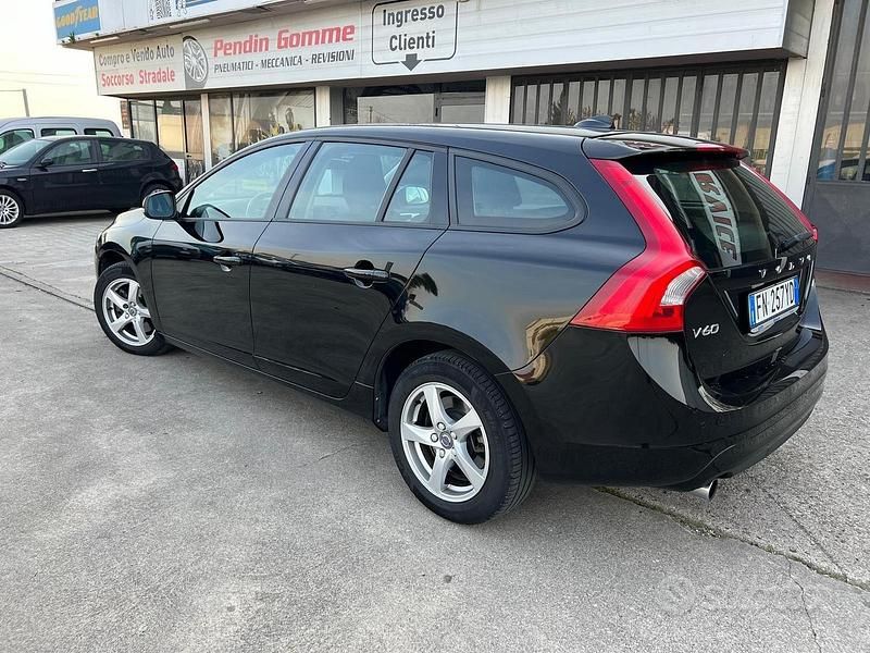 Usata Volvo V60 Business Edition 120 CV (88 kW) 2018 Nero Station wagon