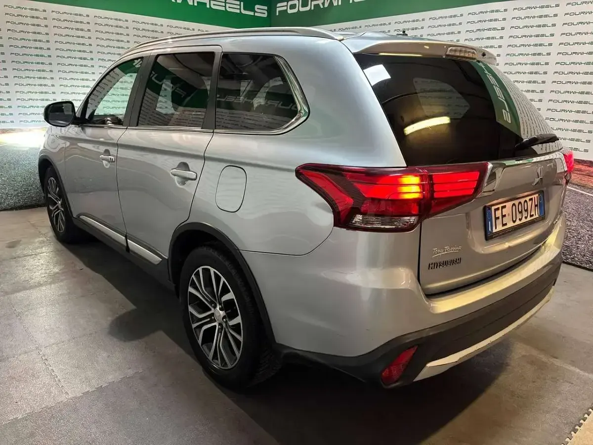 Usata Mitsubishi Outlander Instyle 150 CV (110 kW) 2016 Argento SUV