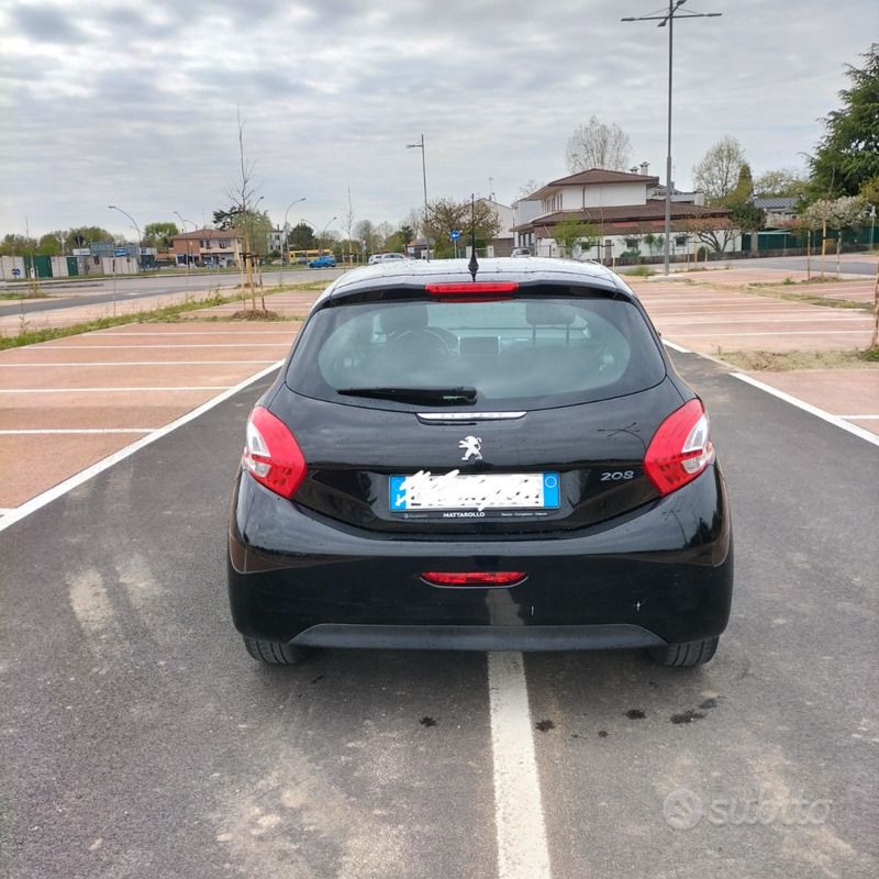 Usata Peugeot 208 Active 82 CV (60 kW) 2014 Nero Utilitaria