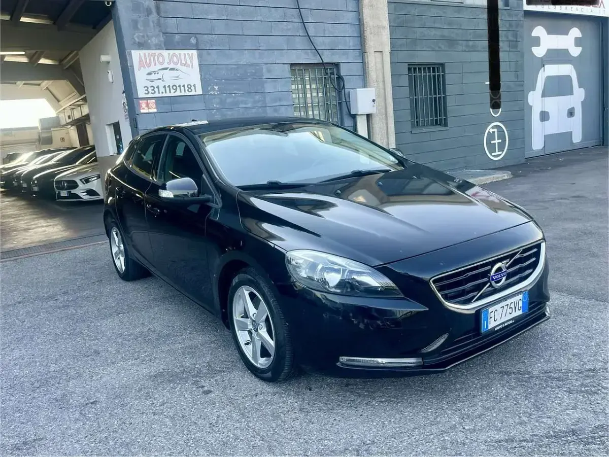 Usata Volvo V40 Kinetic 120 CV (88 kW) 2016 Nero Berlina