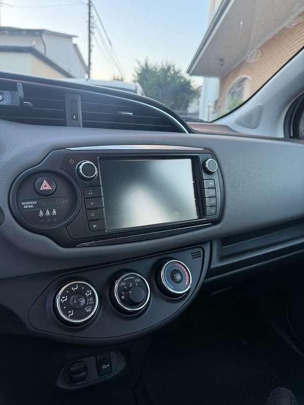 Usata Toyota Yaris Active 69 CV (50 kW) 2015 Grigio Berlina