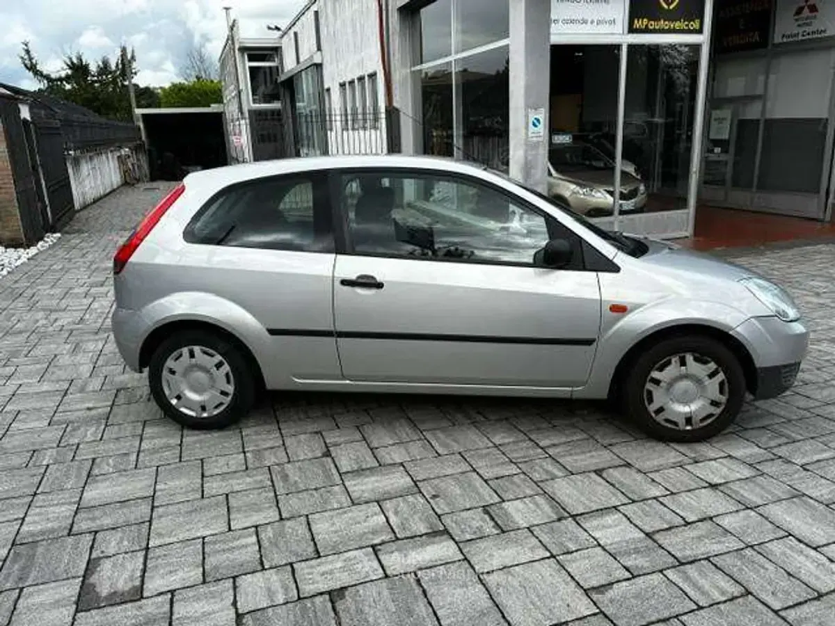 Usado Ford Fiesta Ambiente 75 HP (55 kW) 2005 Prateado Citadino