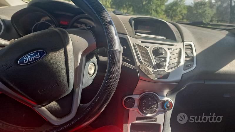 Usata Ford Fiesta 70 CV (51 kW) 2012 Bianco Utilitaria