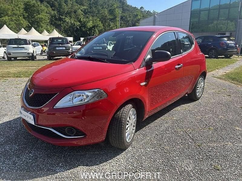 Usado Lancia Ypsilon Silver 69 HP (50 kW) 2015 Vermelho Citadino