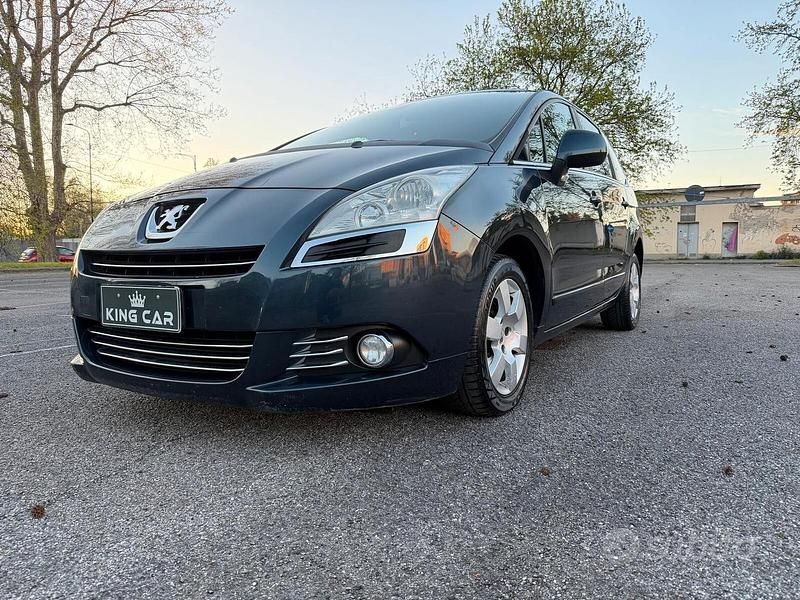 Usata Peugeot 5008 Active 112 CV (82 kW) 2012 Grigio Monovolume