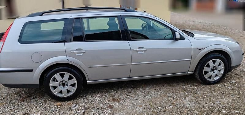 Begagnad Ford Mondeo 2004 Grå Kombi