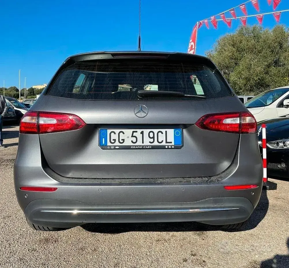 Käytetty Mercedes B180 116 HP (85 kW) 2019 Harmaa Tila-auto