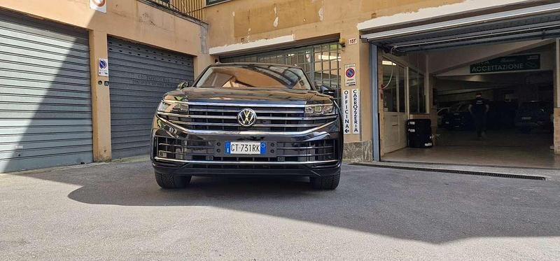 Usata VW Touareg R 340 CV (250 kW) 2024 Nero SUV