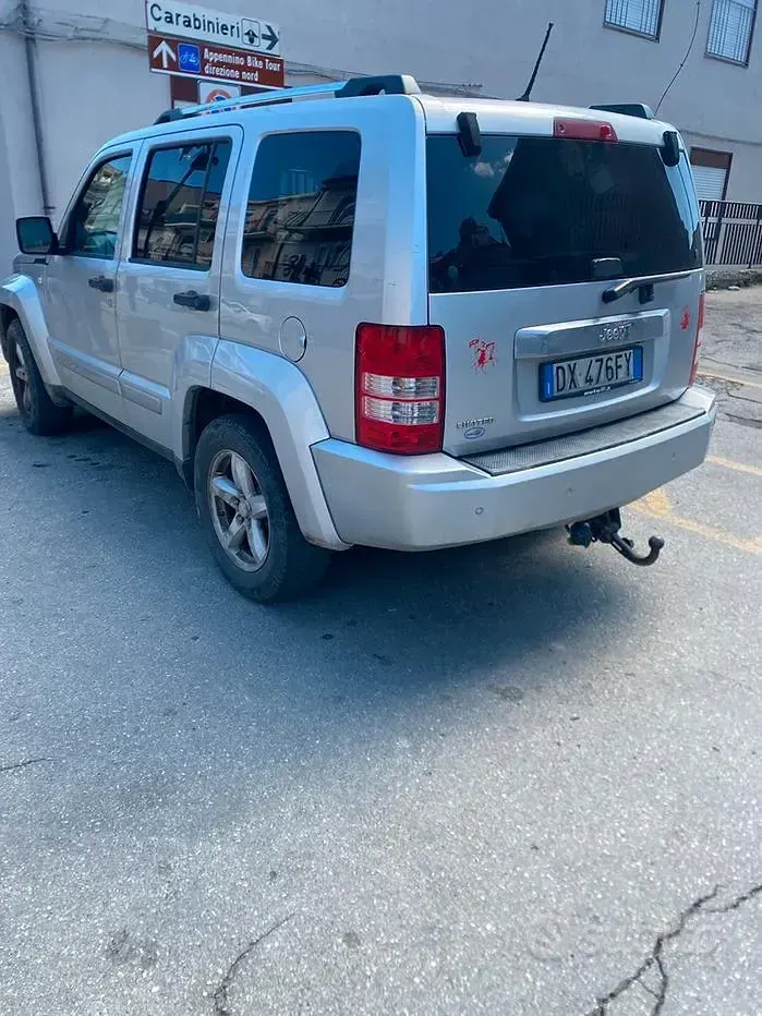 Usata Jeep Cherokee 177 CV (130 kW) 2009 Grigio SUV