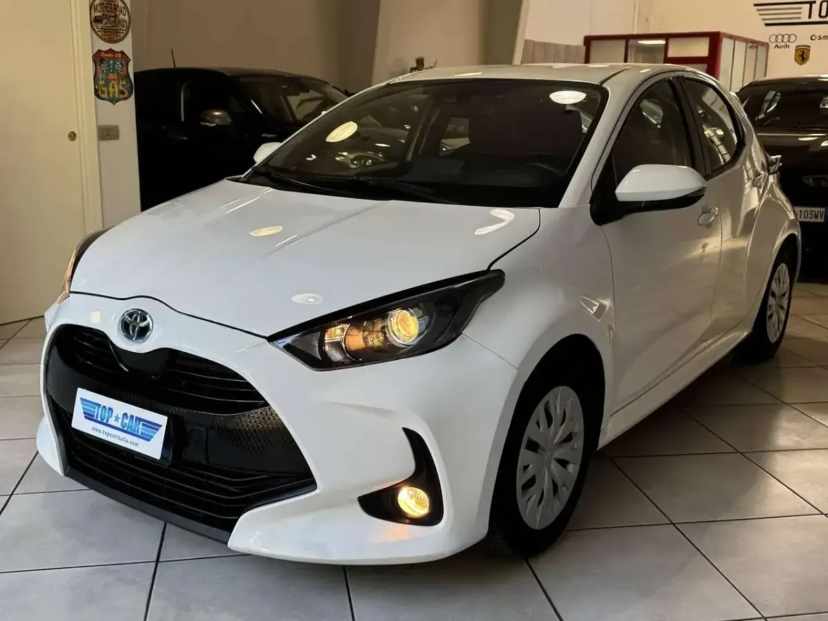 Usata Toyota Yaris Hybrid Active 92 CV (67 kW) 2022 Bianco white pastello Berlina