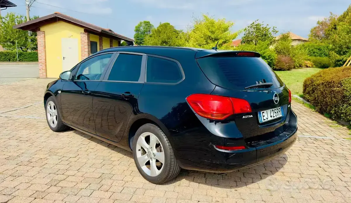 Usata Opel Astra 110 CV (80 kW) 2011 Nero Station wagon