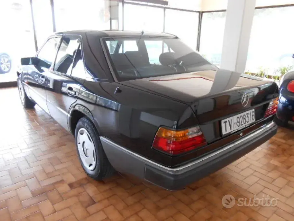 Usata Mercedes E200 118 CV (86 kW) 1992 Nero Berlina