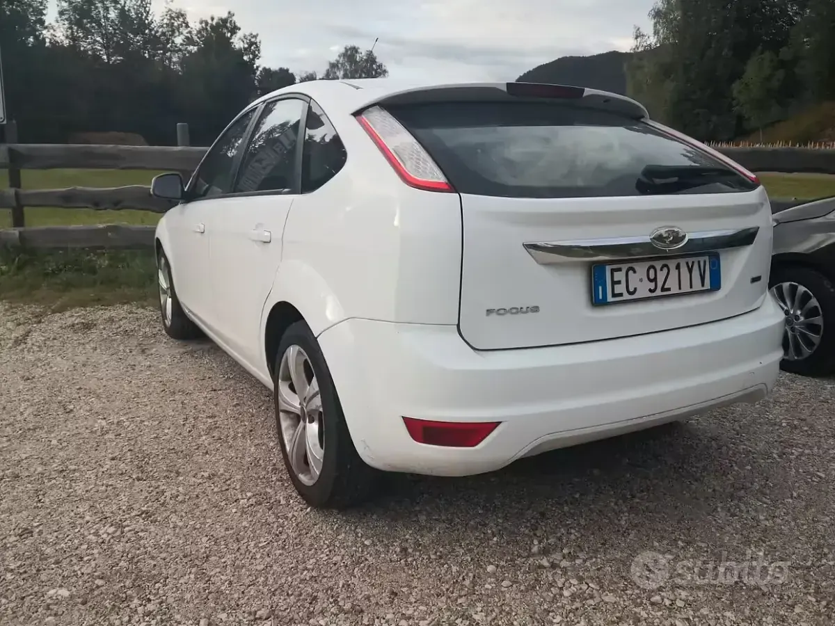 Usata Ford Focus Titanium 109 CV (80 kW) 2010 Bianco Berlina