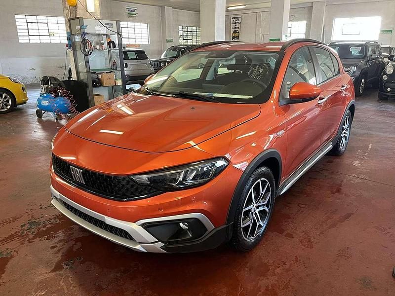 Arancione Usata 2024 Fiat Tipo Cross Tre volumi | 24.900 € (Molto cara) - Immagine 1/4