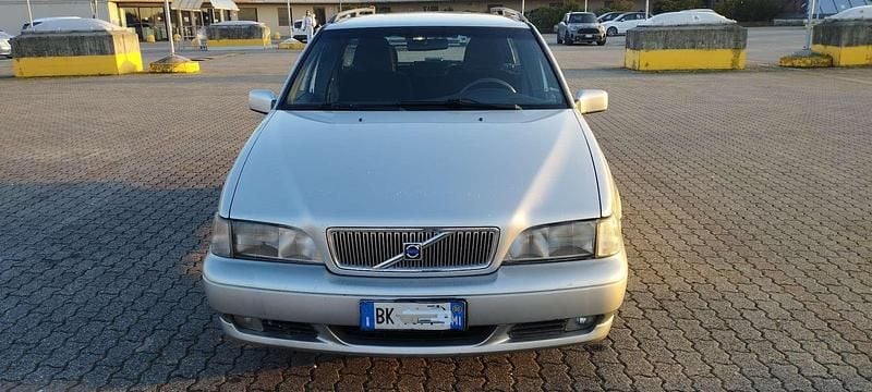 Usata Volvo V70 140 CV (102 kW) 2000 Argento Station wagon