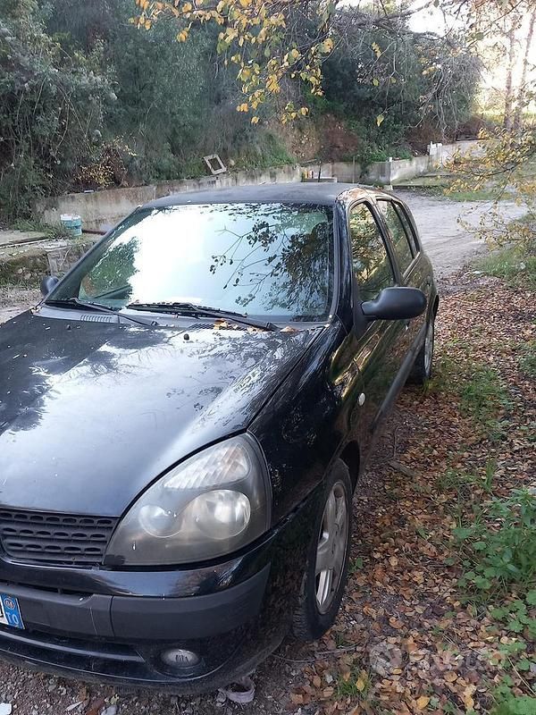 Nero Usata 2004 Renault Clio II Due volumi | 800 € (Ottimo prezzo) - Immagine 1/4