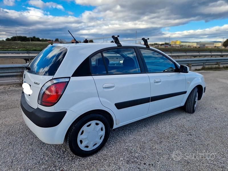 Usata Kia Rio EX 110 CV (80 kW) 2007 Bianco Berlina
