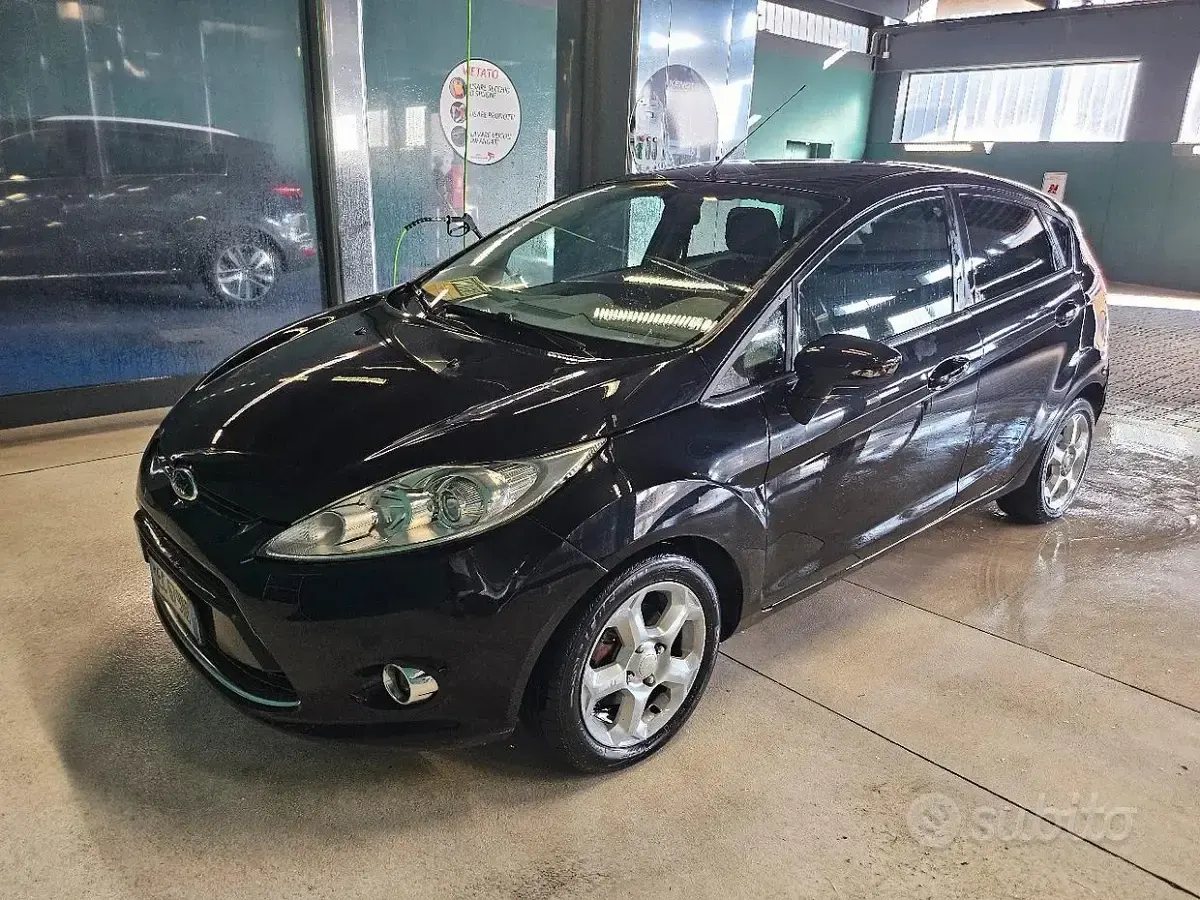 Usata Ford Fiesta 70 CV (51 kW) 2011 Nero Utilitaria
