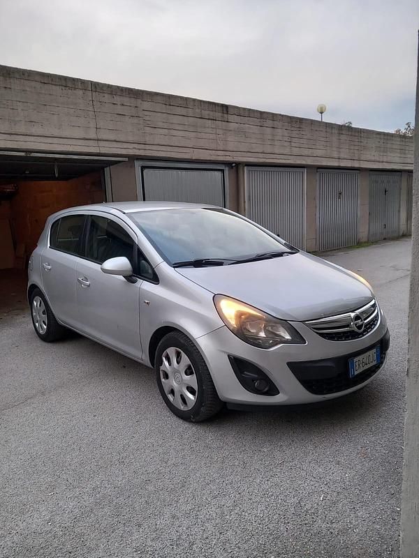 Grigio Usata 2015 Opel Corsa Tre volumi | 3500 € (Super prezzo) - Immagine 1/4