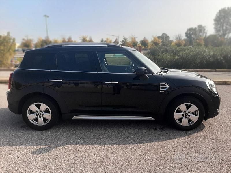 Käytetty Mini Countryman 98 HP (72 kW) 2022 Musta Katumaasturi