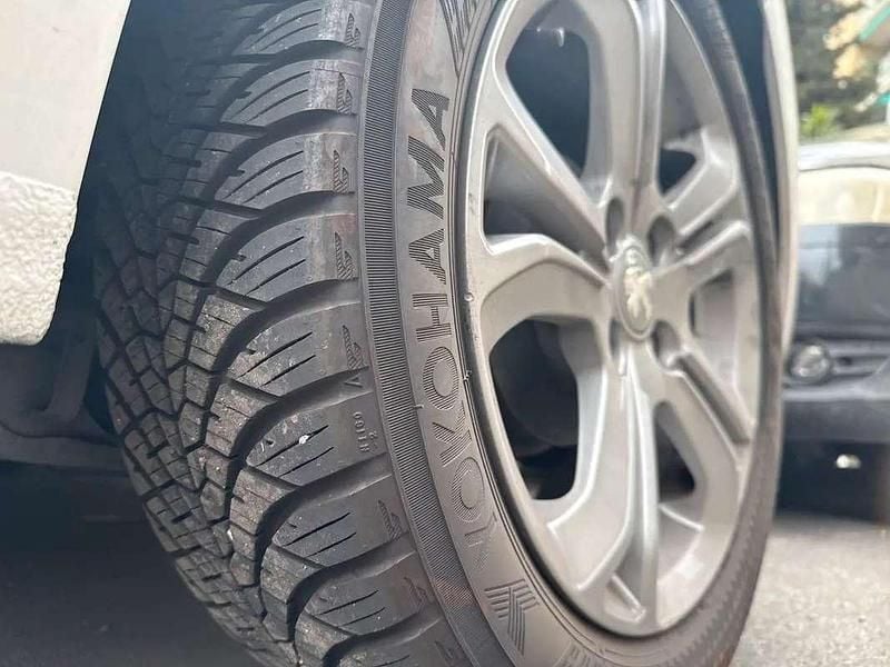 Usata Peugeot 208 Allure 68 CV (50 kW) 2014 Bianco Utilitaria