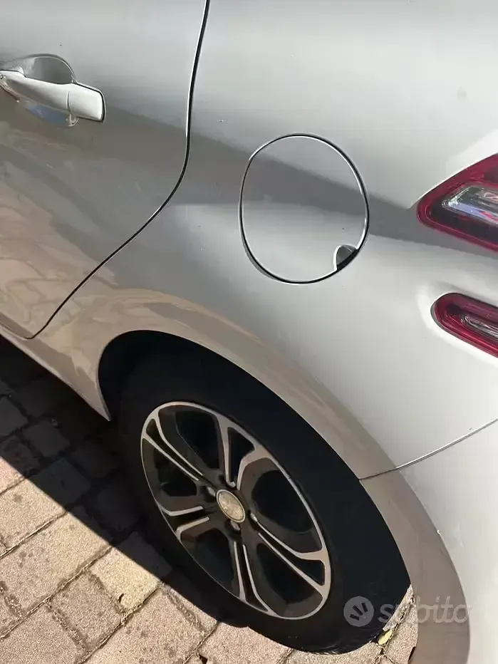 Usata Peugeot 208 Active 68 CV (50 kW) 2015 Bianco Utilitaria