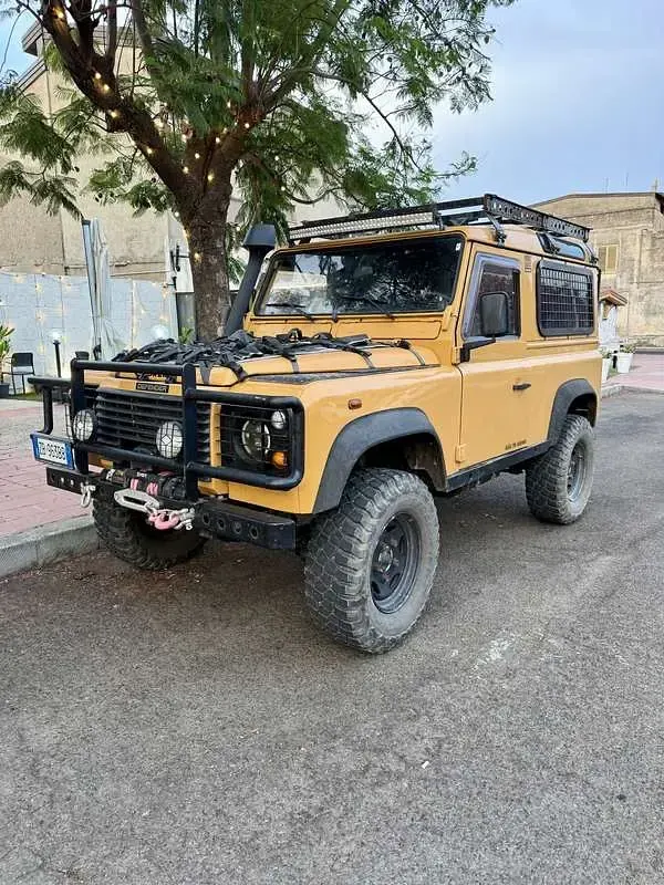 Usata Land Rover Defender 122 CV (89 kW) 2000 Giallo Station wagon