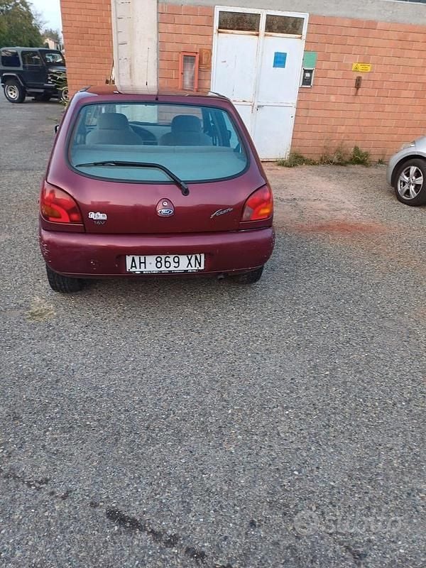 Usata Ford Fiesta 74 CV (54 kW) 1998 Rosso Berlina