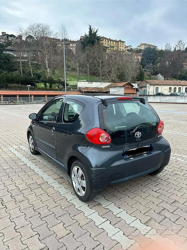 Usata Toyota Aygo 68 CV (50 kW) 2005 Grigio Utilitaria