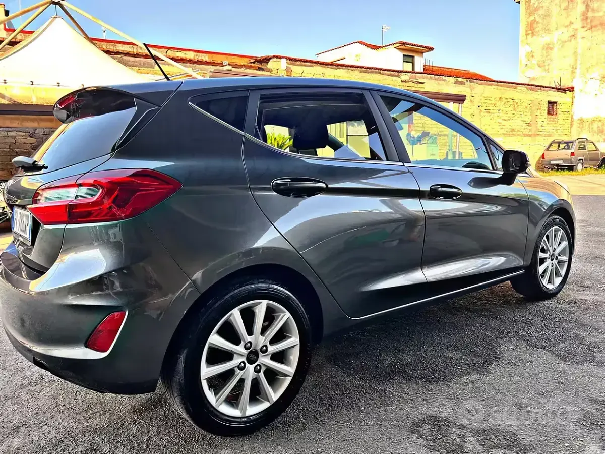 Usata Ford Fiesta 85 CV (62 kW) 2018 Grigio Utilitaria