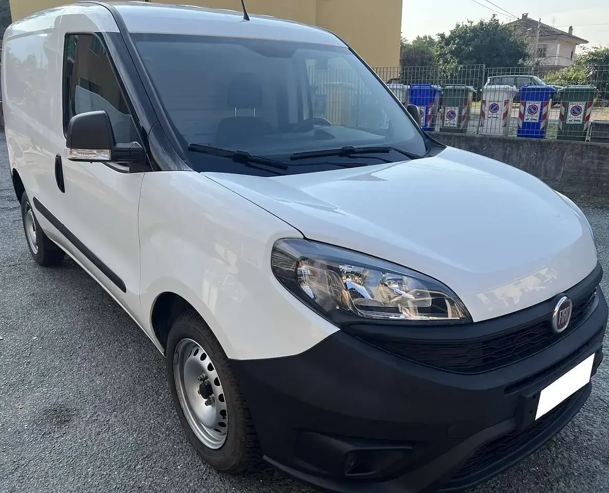 Usata Fiat Doblò 90 CV (66 kW) 2022 Bianco Monovolume