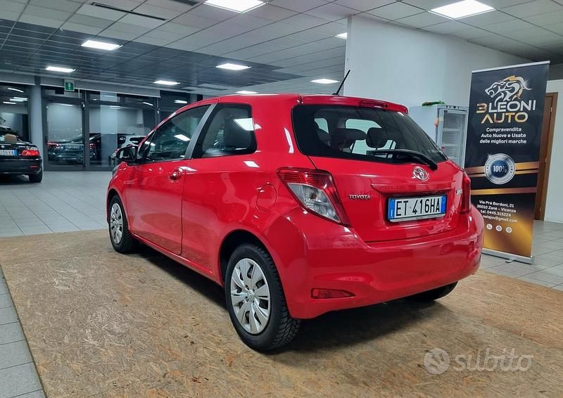 Usata Toyota Yaris 69 CV (50 kW) 2013 Rosso Utilitaria
