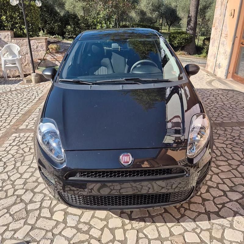 Nero Usata 2018 Fiat Punto Tre volumi | 8000 € (Buon prezzo) - Immagine 1/4
